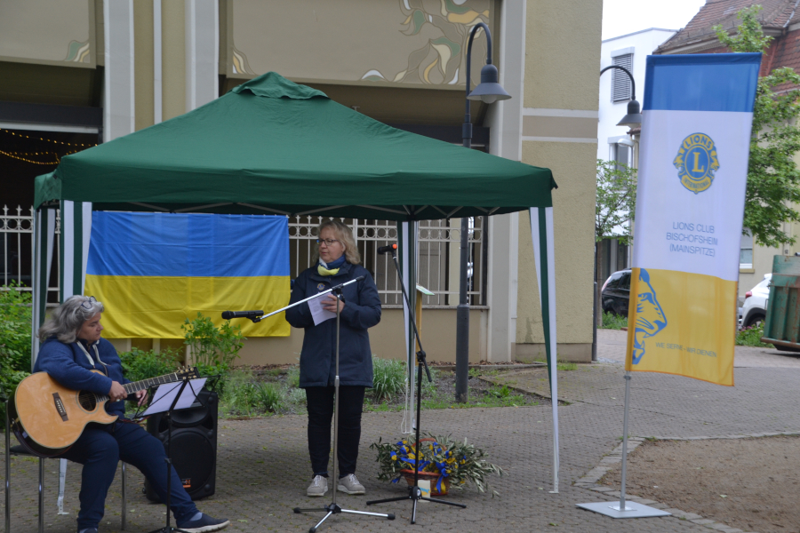 Mahnwache in Bischofsheim, Begrüßung durch Christine Egly