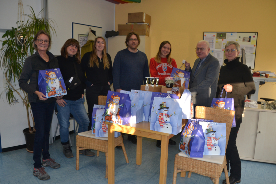 Übergabe der Weihnachtstüten in der Diakonie Rüsselsheim