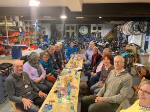 Aktive des Repaircafés und Mitglieder des Lions Clubs trafen sich im Gerberhaus zum Informationsaustausch (Foto: Joachim Lentes).