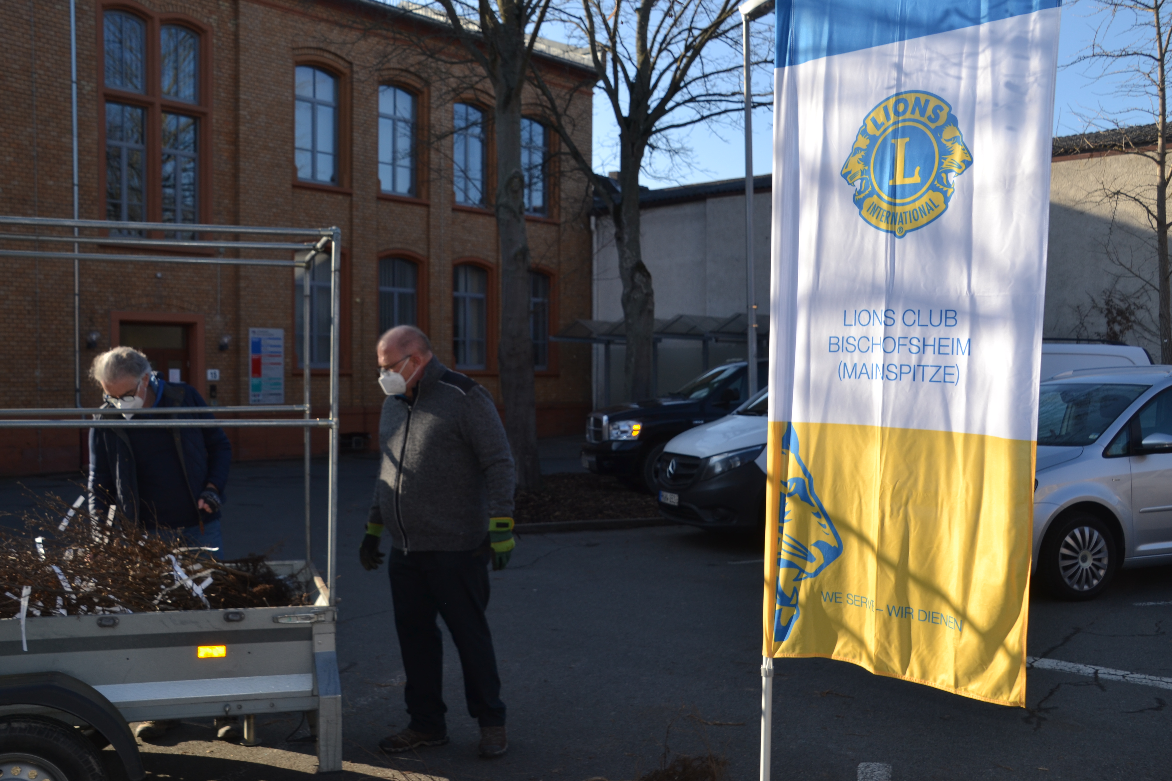 Michael Murtagh (links) und Ulrich Repkewitz vom Lions Club Bischofsheim (Mainspitze) stehen zum Verschenken der Hainbuchen bereit (Foto: Joachim Lentes)