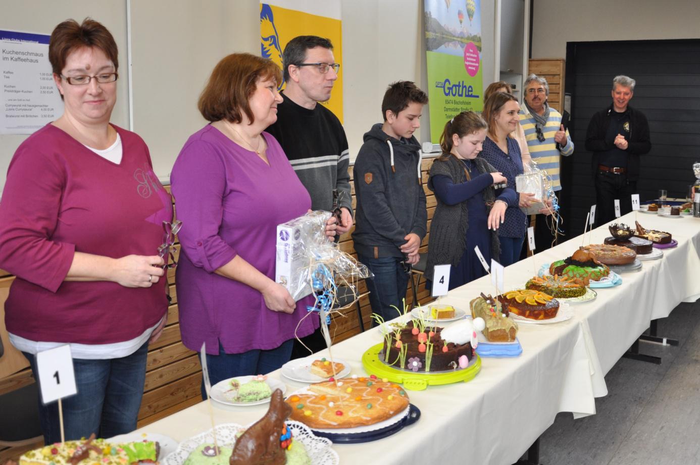 Die Teilnehmer am Kuchenbackwettbewerb 2019 beim Lions Club Bischofsheim (Mainspitze) mit ihren Kunstwerken (Foto: Fung Kwee)