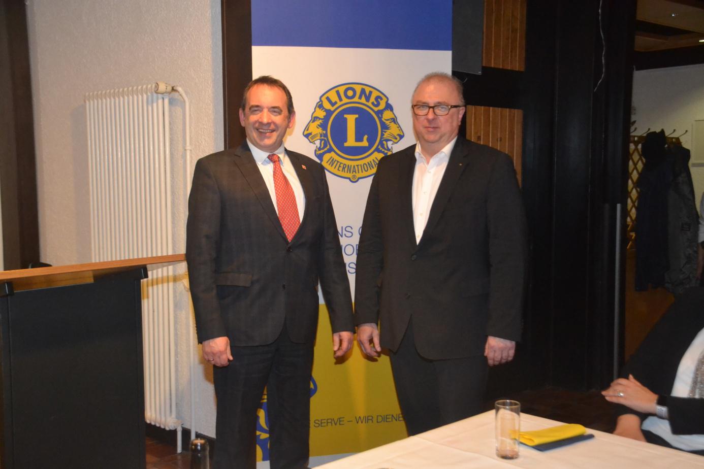 Kultusminister Prof. Dr. Alexander Lorz (links) mit Lions Präsident Prof. Dr. Ulrich Repkewitz (Bild: Joachim Lentes)