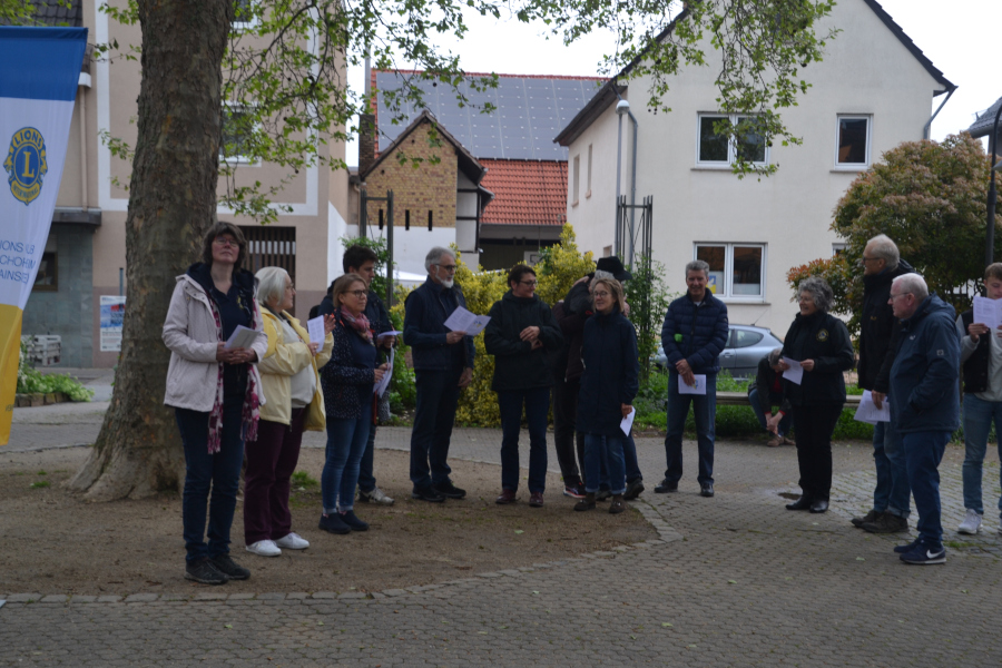 Lions Club Boschofsheim bei der Mahnwache vor dem Bischofsheimer Rathaus