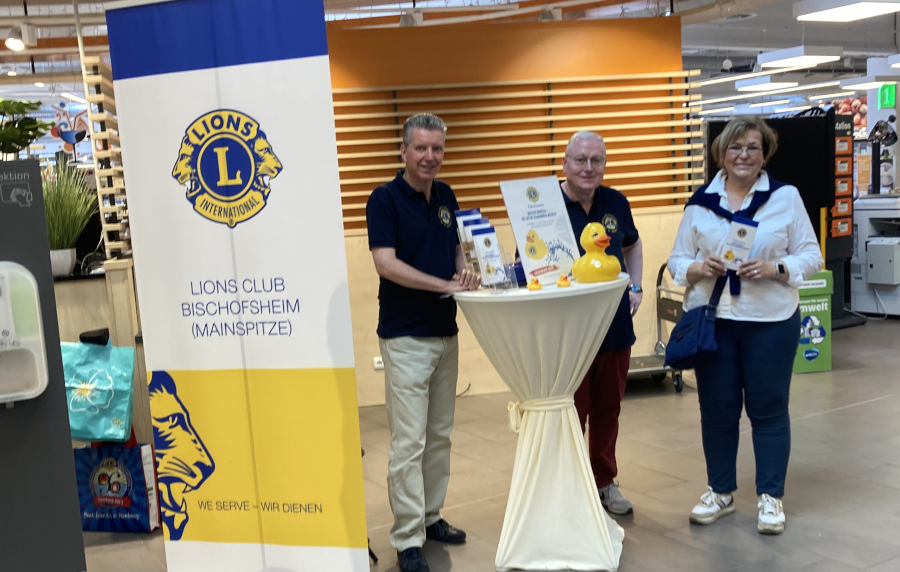 Mitglieder des Lions Clubs Bischofsheim (Mainspitze) beim Verkauf der Lose