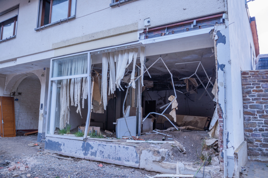 zerstörtes Geschäft im Ahrtal - neun Monate nach der Flutkatastrophe