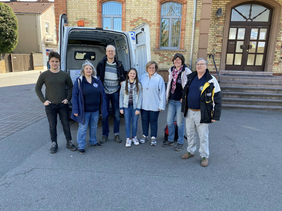 Mitglieder des Lions Club Bischofsheim vor dem Waschmaschinentransport