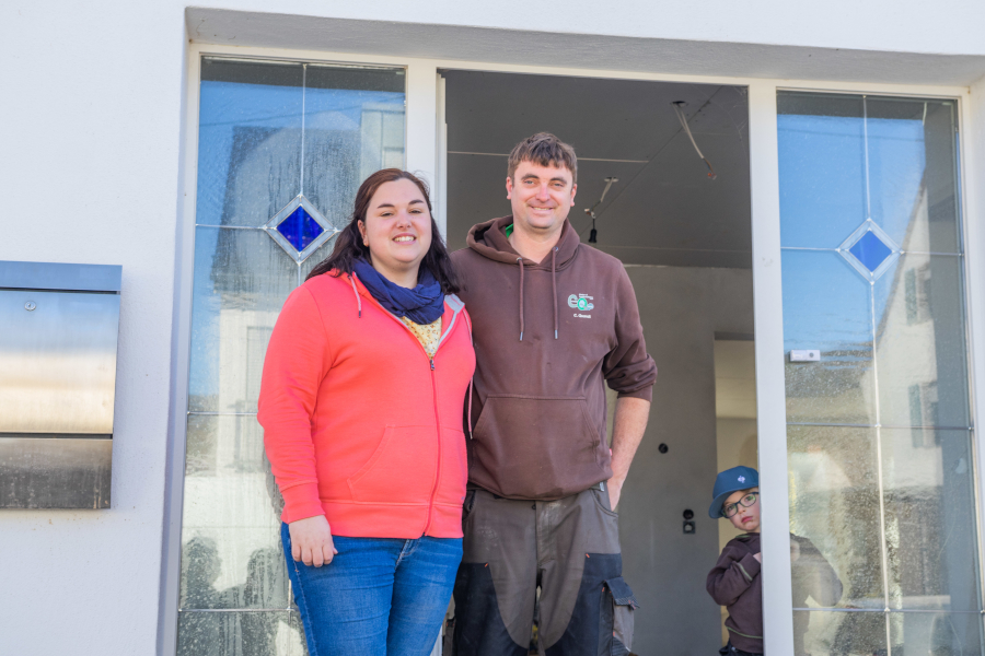 Familie Quandt vor ihrem Haus in Ahrweiler