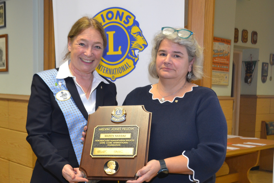 Distrikt-Governorin Christiane Keller-Krische (links) überreicht Maren Nassau vom Lions Club Bischofsheim den Melvin Jones Fellowship Award